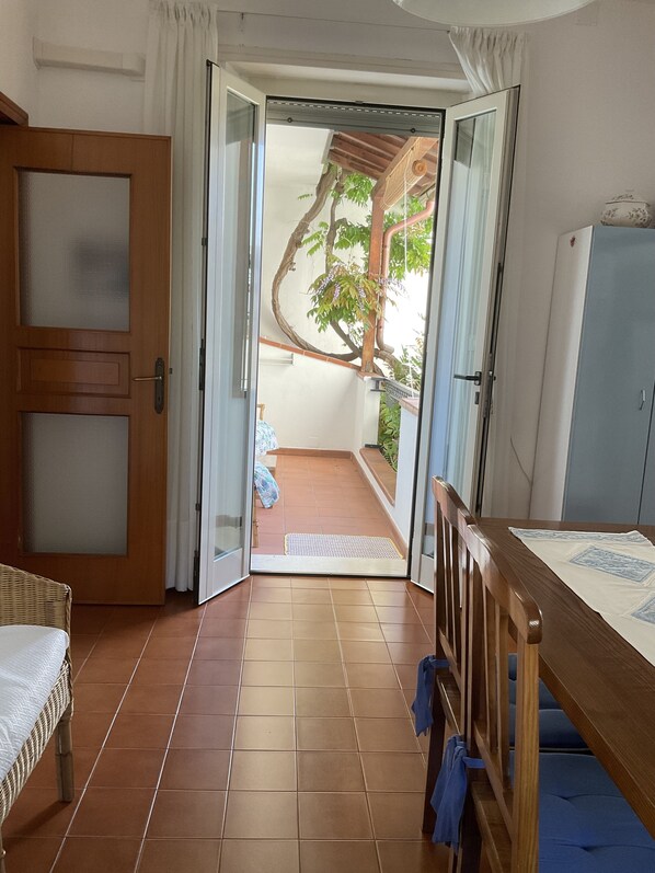 2 habitaciones, tabla de planchar con plancha y cuna de viaje