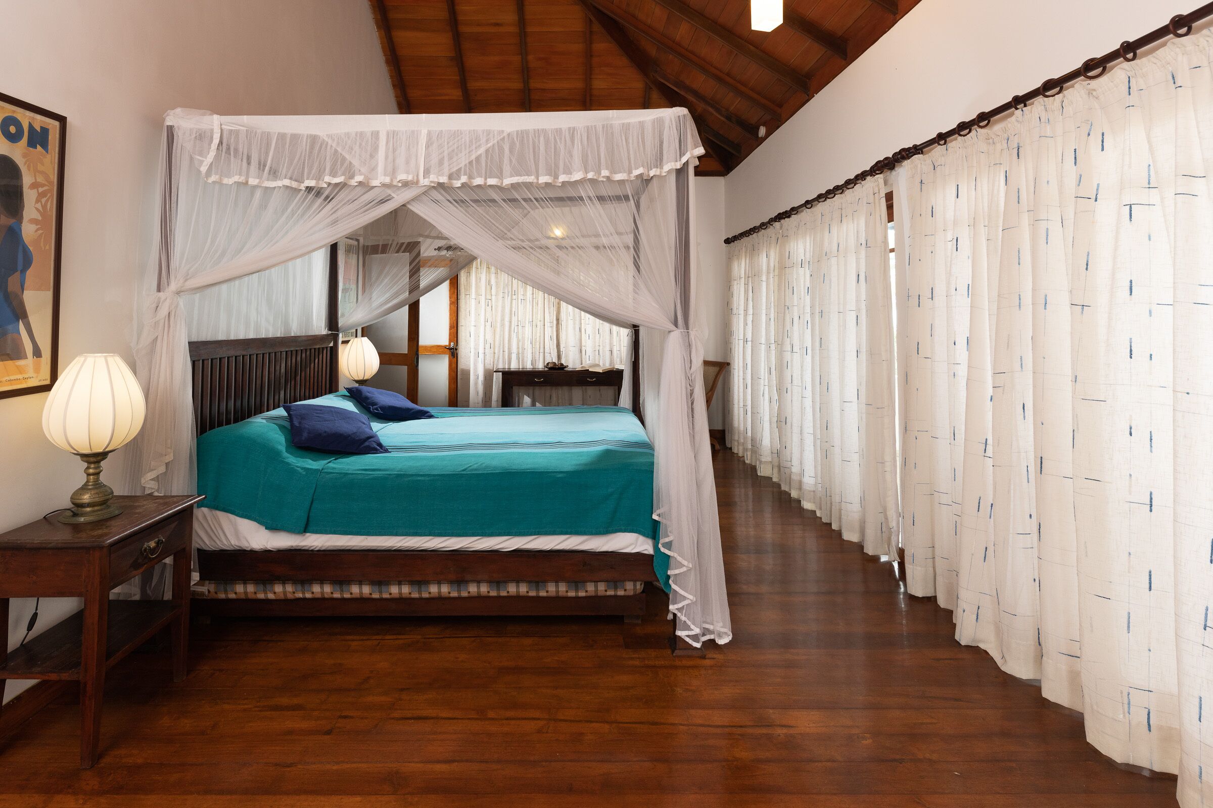 3 多间卧室、客房内保险箱、办公桌、熨斗/熨衣板