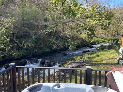 Riverside 2 Bed Lodge with Hot Tub. Walk to Lynton Centre. Free Parking.
