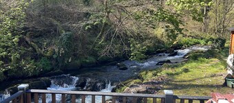 Riverside 2 Bed Lodge with Hot Tub. Walk to Lynton Centre. Free Parking.