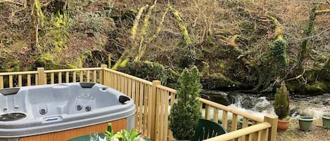 Outdoor spa tub