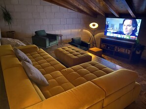 Smart-TV, Kamin, DVD-Player, Bücher