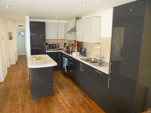 Fridge, microwave, oven, stovetop - Idyllic Setting On Valley Side 500yds To The Beach (Cornwall)