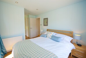 3 bedrooms, iron/ironing board, free WiFi, bed sheets - Idyllic Setting On Valley Side 500yds To The Beach (Cornwall)