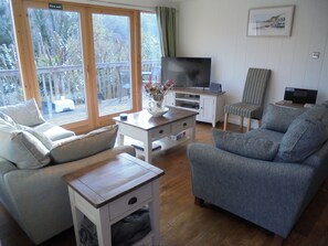 Smart TV, DVD player, books, stereo - Idyllic Setting On Valley Side 500yds To The Beach (Cornwall)