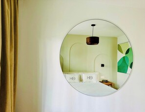 1 chambre, système d’insonorisation, fer et planche à repasser, Wi-Fi