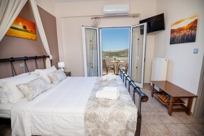 2 عدّة غرف نوم وخزنة داخل الغرفة ومكتب ومكواة/لوح كي