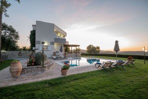 حمّام سباحة خارجي