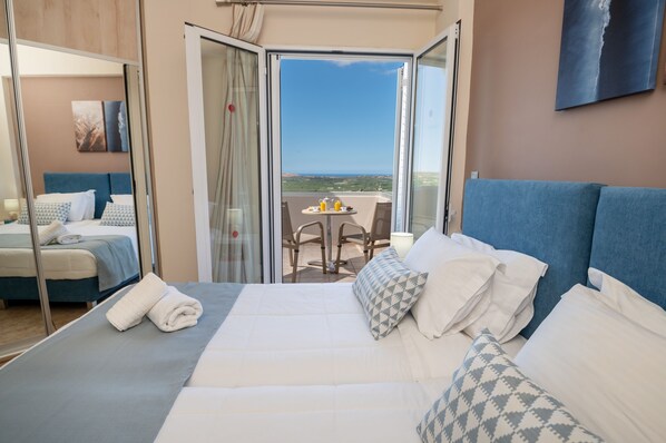 2 عدّة غرف نوم وخزنة داخل الغرفة ومكتب ومكواة/لوح كي