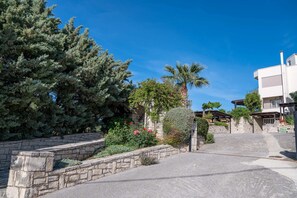 المنطقة المحيطة بالمنشأة