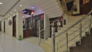 Concierge desk - Hotel KNK International (New Delhi)