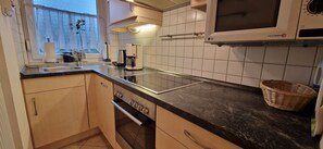 Kühlschrank, Mikrowelle, Ofen, Geschirrspüler