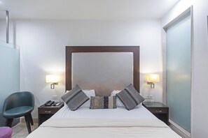 Suíte (with Jacuzzi) | Roupas de cama premium, cofres nos quartos, escrivaninha