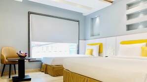 Kamar Triple Deluks | Seprai premium, busa memori, brankas, dan meja kerja
