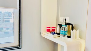 Kamar Superior | Seprai premium, busa memori, brankas, dan meja kerja