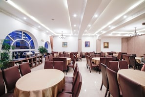 2 restaurants, breakfast, lunch served; local and international cuisine