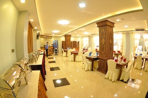 Breakfast, lunch, dinner served; local and international cuisine