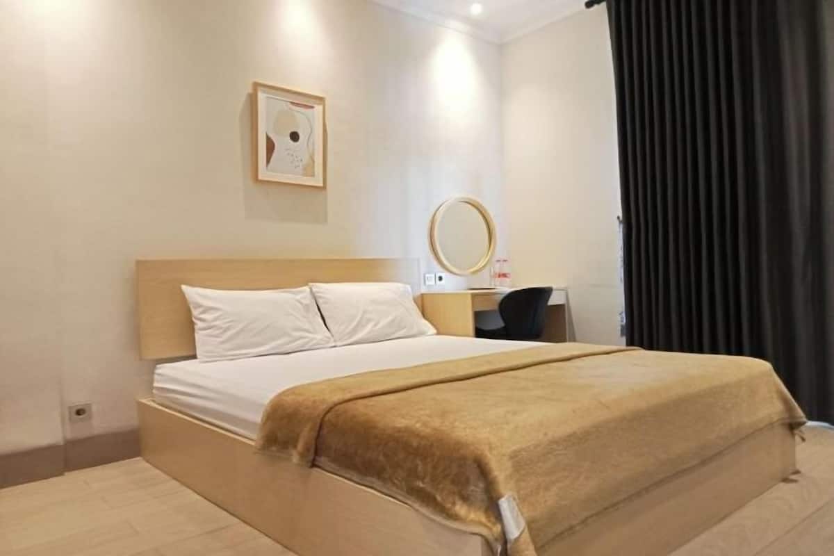 Premium bedding, desk, WiFi (free)