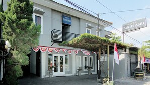 A two-story building with a sign reading "Hotel Bugis Asri." - Hotel Bugis Asri (Yogyakarta)