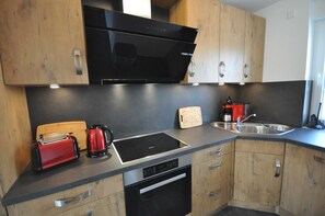 Kühlschrank, Mikrowelle, Ofen, Geschirrspüler