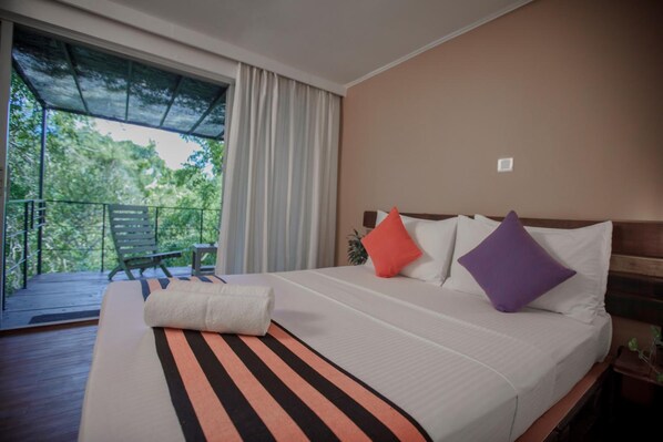 1 bedroom, desk, soundproofing, rollaway beds