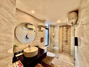 Quarto casal luxo | Banheiro | Chuveiro, produtos de toalete grátis, secador de cabelo 