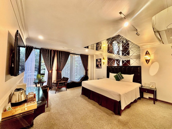 Habitación doble Deluxe | Minibar, caja de seguridad en la habitación y escritorio 