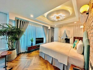 Signature-Suite, 1 King-Bett, Terrasse, Stadtblick | Minibar, Zimmersafe, Schreibtisch, schallisolierte Zimmer