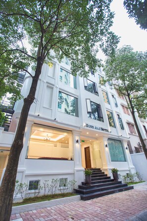 Voorkant accommodatie - avond/nacht