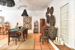 Comfort Villa, 3 Bedrooms | In-room dining