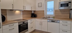 Kühlschrank, Mikrowelle, Ofen, Geschirrspüler