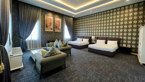 Una habitación de hotel con cama, sofá y escritorio.