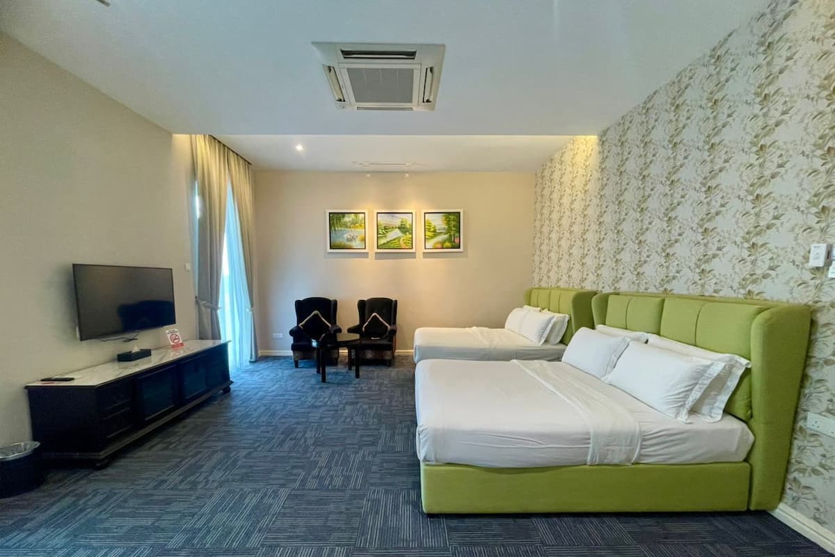 Family Room, 2 Queen Beds, Balcony, Garden View