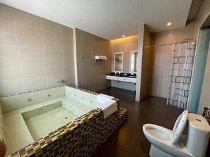 Junior Room | Bathroom | Shower, rainfall showerhead, free toiletries, bathrobes - Casa Bianca (Kluang)