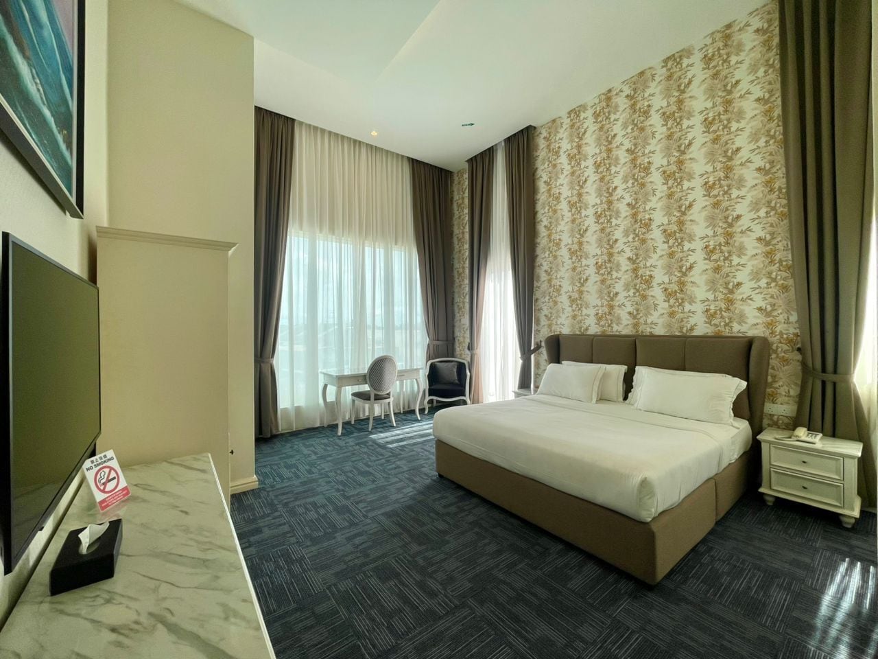 Exclusive Room, 1 King Bed, Jetted Tub, Mountain View