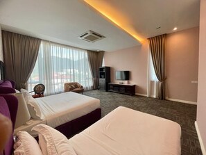 Venice | Desk, blackout curtains, iron/ironing board, free WiFi - Casa Bianca (Kluang)