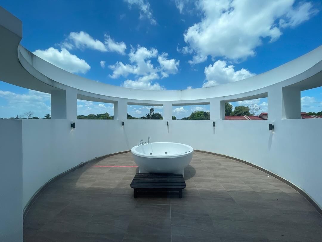 Quarto exclusivo, 1 cama King, banheira de hidromassagem | Escrivaninha, cortinas blackout, ferros/tábuas de passar roupa