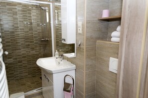 Double or Twin Room, Balcony | Bathroom | Shower, hair dryer, towels, soap - Ditta Panzio (Debrecen)