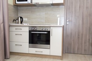 冰箱、微波炉、烤箱、炉灶