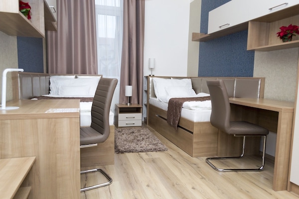 Deluxe-dobbeltværelse til 1 person - 2 enkeltsenge - byudsigt | 1 soveværelse, premium-sengetøj, individuel indretning, skrivebord