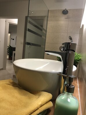 Shower, hair dryer, bidet, towels - Apartment with XXL terrace and infinity pool !!! (Brsec)