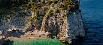 A estrenar, con piscina infinita.  