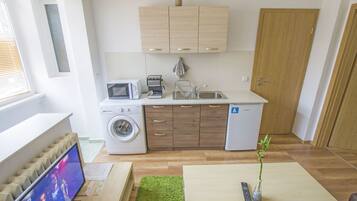 Comfort Apartment, 1 Bedroom, Kitchen | Private kitchenette | Fridge, microwave, coffee/tea maker, cookware/dishes/utensils