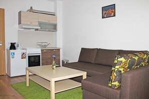 Appartement Confort, 1 chambre, cuisine | Salle de séjour | Télévision à écran plat