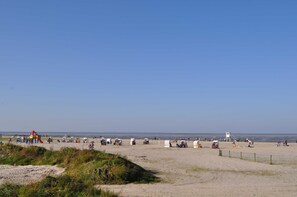A beach with tents and a playground. - 46 - Ferienhaus Mühlenblick / near museum harbor (Wittmund)
