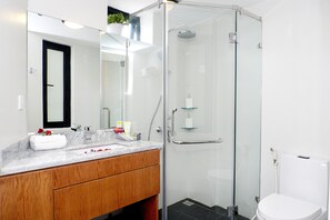 Shower, free toiletries, hair dryer, slippers - Hovi Universal (Hanoi)