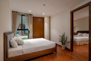 Minibar, caja de seguridad en la habitación y escritorio