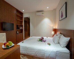 Standard Room | Minibar, in-room safe, desk, rollaway beds (surcharge) - Hovi Universal (Hanoi)