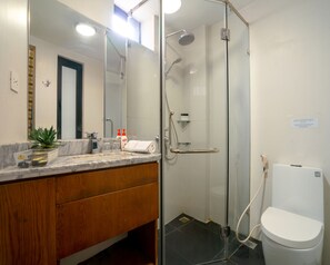 Shower, free toiletries, hair dryer, slippers - Hovi Universal (Hanoi)