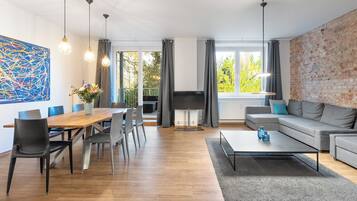 Premium-Apartment, 4 Schlafzimmer, barrierefrei, Terrasse | Wohnbereich | 43-Zoll-Flachbildfernseher mit Kabelempfang, Fernseher, Tablet-PC